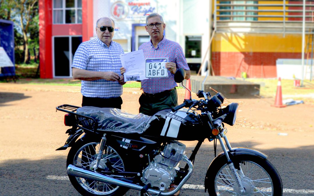 Escuela de Posgrado UNE y la Fundación Boeteia realizan entrega de motocicleta a la UNE